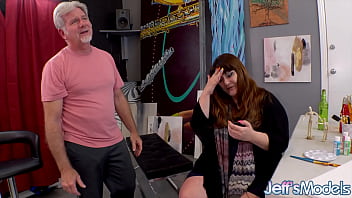 Cute chubby painter chelsea dagger seduces her hung model