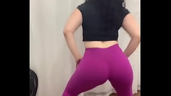 Safada dançando funk com calça de acadêmia