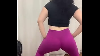 Safada dançando funk com calça de acadêmia