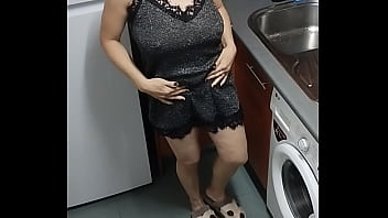 Me follo a la mamá de mi novia me encanta mi suegra tiene tetas naturales y su coño apretado