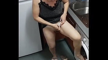 Me follo a la mamá de mi novia me encanta mi suegra tiene tetas naturales y su coño apretado