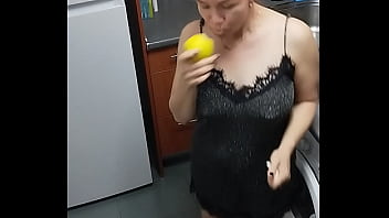 Me follo a la mamá de mi novia me encanta mi suegra tiene tetas naturales y su coño apretado