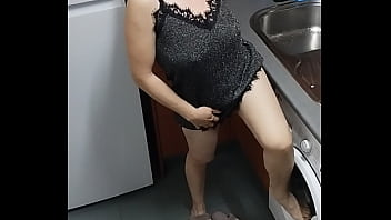 Me follo a la mamá de mi novia me encanta mi suegra tiene tetas naturales y su coño apretado