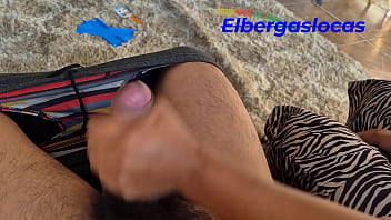 Mi mejor amiga tiene un fetiche con los pies ella desea ver como se siente sobar sus pies junto a mi resbalosa verga le gusto tanto que la monto y me dijo que me corriera adentro