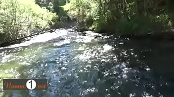 Naomi fait l'amour en couple en extérieur