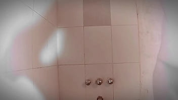 Caballero sexy masturbandose en la ducha hasta acabar