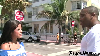 This is how to pick up a hot chick on the streets