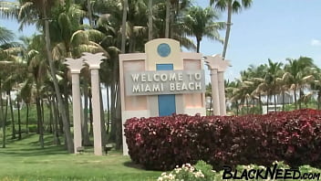 This is how to pick up a hot chick on the streets