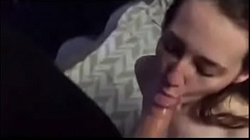 Bruninha de 23 chupando a rola