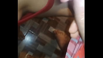 Que rico lo mama esa zorra y luego se pone en cuatro para que la follen