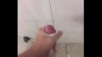 Batendo Uma Rápidinha No Banho thumbnail