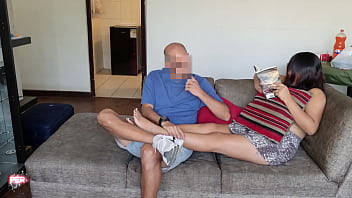 Folle a mi hijastra virgen mientras leia un libro