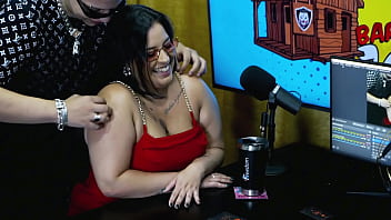 Bbw mais gostosa do brasil colocou seus peitos pra fora no podcast balançou bem gostoso pra câmera pri melancia pápum no barraco