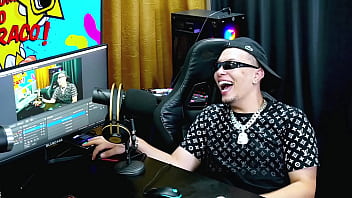 Bbw mais gostosa do brasil colocou seus peitos pra fora no podcast balançou bem gostoso pra câmera pri melancia pápum no barraco