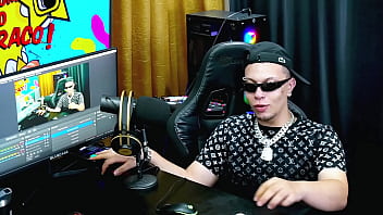 Bbw mais gostosa do brasil colocou seus peitos pra fora no podcast balançou bem gostoso pra câmera pri melancia pápum no barraco