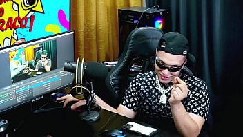 Bbw mais gostosa do brasil colocou seus peitos pra fora no podcast balançou bem gostoso pra câmera pri melancia pápum no barraco