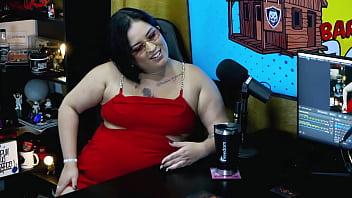 Bbw mais gostosa do brasil colocou seus peitos pra fora no podcast balançou bem gostoso pra câmera pri melancia pápum no barraco