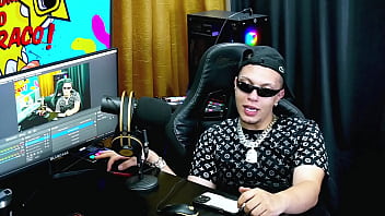 Bbw mais gostosa do brasil colocou seus peitos pra fora no podcast balançou bem gostoso pra câmera pri melancia pápum no barraco