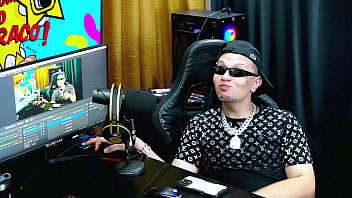 Bbw mais gostosa do brasil colocou seus peitos pra fora no podcast balançou bem gostoso pra câmera pri melancia pápum no barraco