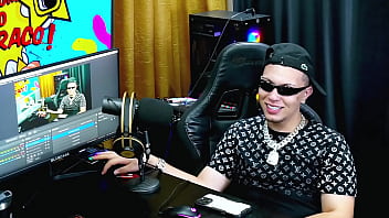 Bbw mais gostosa do brasil colocou seus peitos pra fora no podcast balançou bem gostoso pra câmera pri melancia pápum no barraco