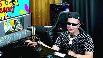 Bbw mais gostosa do brasil colocou seus peitos pra fora no podcast balançou bem gostoso pra câmera pri melancia pápum no barraco