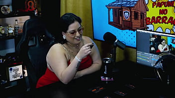 Bbw mais gostosa do brasil colocou seus peitos pra fora no podcast balançou bem gostoso pra câmera pri melancia pápum no barraco