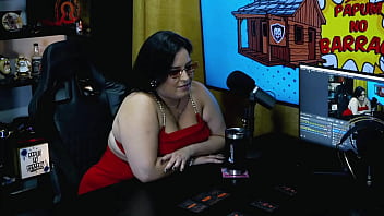 Bbw mais gostosa do brasil colocou seus peitos pra fora no podcast balançou bem gostoso pra câmera pri melancia pápum no barraco