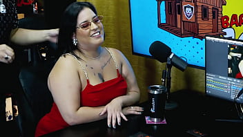 Bbw mais gostosa do brasil colocou seus peitos pra fora no podcast balançou bem gostoso pra câmera pri melancia pápum no barraco