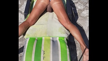 Plug Anal Au Bord De La Piscine thumbnail