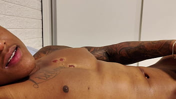 Jhon rick destruiu minha buceta apertada com seu pênis bbc com 26 polegadas creampie sem camisinha