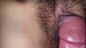 Marido que adora ver a esposa puta fodendo sem camisinha com outra pessoa e tomando gozada dentro da buceta