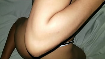 Meu padrasto fode a babá sobre a mobília e depois cums em sua buceta