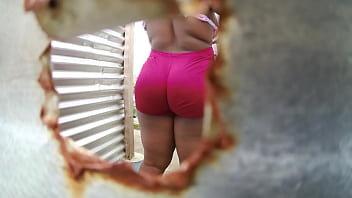 Camara Amateur En Cabina De Playa En Publico thumbnail