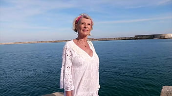 A 70ans Eva Croque Deux Jeunes Lascars thumbnail