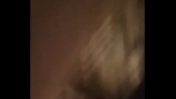 Branquinho safado comendo o carro