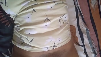 Morena caliente recien levantada con los pezones de su tetas duras y con el coño mojado se hace un rapidin