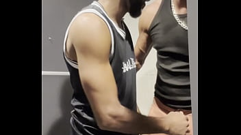 Levei O Macho Pro Banheiro Da Academia Mamei E Botei Ele Pra Mamar Tentei Fuder O Rabo Dele Mais Ele Nao Deu Conta thumbnail