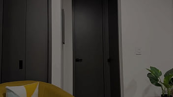 Delivery guy gets a nice tip from a milf with a big butt