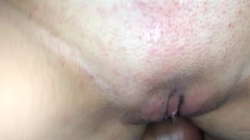 Coroa safada me deu a buceta no pelo enquanto o corno do marido joga tigrinho