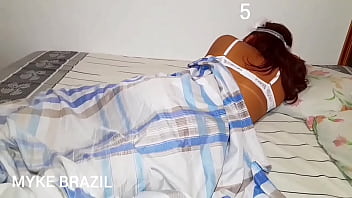 Cheguei em casa a safada estava fantasiada comi gostosa a bocetinha dela