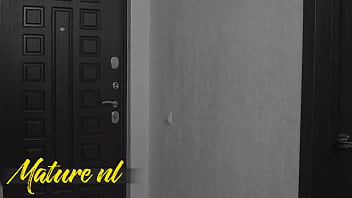 Mature cougar got a special delivery from her toyboy