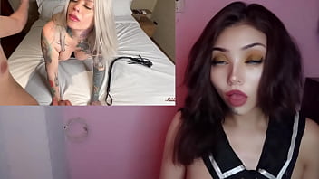 Masturbandome rico se coge a la madrastra por el culo