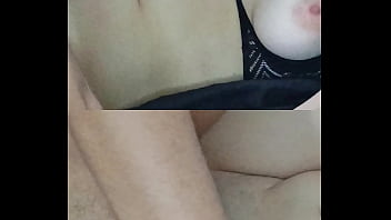 Buceta apertada do clitóris grande e os seios grandes naturais pulando enquanto meto e forte sexo missionário