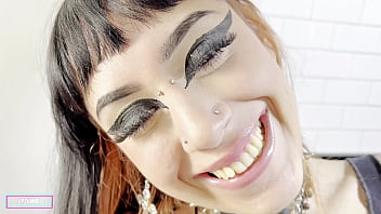 Minha amiga gótica se masturbando na cozinha