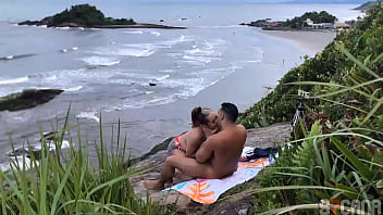 Casal e flagrado fazendo sexo na praia em sao paulo