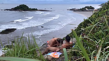 Casal e flagrado fazendo sexo na praia em sao paulo