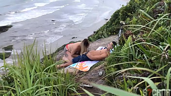 Casal e flagrado fazendo sexo na praia em sao paulo