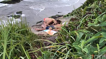 Casal e flagrado fazendo sexo na praia em sao paulo