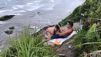 Casal e flagrado fazendo sexo na praia em sao paulo