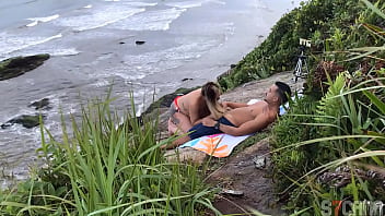 Casal e flagrado fazendo sexo na praia em sao paulo